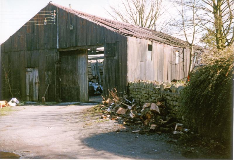 Beecrofts Garage rear Maypole Inn.JPG - Beecrofts Garage at the rear of the Maypole Inn - pulled down in April 1997